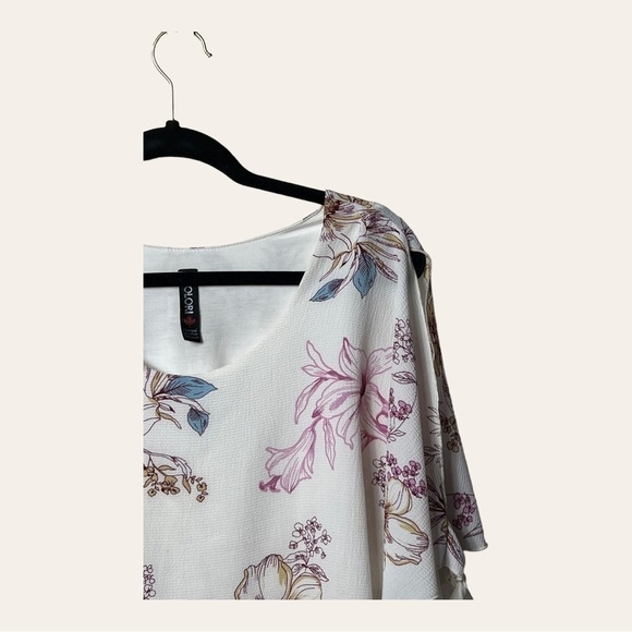 1134. COLORI SLIT SLEEVE‎ BLOUSE OFF WHITE IN COLOR MULTICOLORED FLORAL PATTERN - Picture 2 of 10